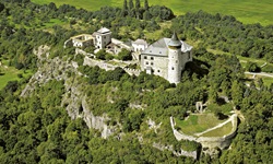 Luftbild des prachtvollen Schlosses in Kuneticka Hora