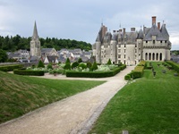 Blick zum angelegten Garten und zum Schloss Langeai