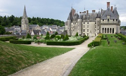 Blick zum angelegten Garten und zum Schloss Langeai