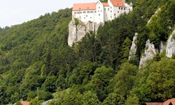 Blick auf das Schloss Prunn am Main-Donau-Kanal