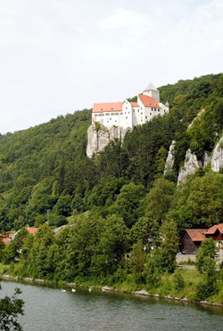 Blick auf das Schloss Prunn am Main-Donau-Kanal