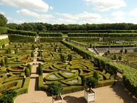 Blick in den schön angelegten Terrassengarten des Schlosses Villandry