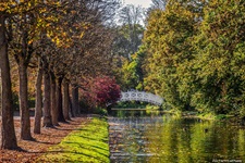 Eine idyllische kleine Brücke im herbstlichen Schlosspark Schwetzingen.