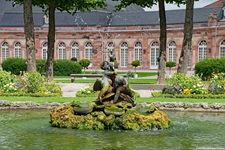 Ein Brunnen mit Skulptur im Schwetzinger Schlosspark.
