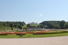 Blick in den wunderschön mit Blumen geschmückten Park von Schloss Schönbrunn in Wien.