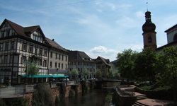 Schöne Ortsansicht der "Fünftälerstadt" Schramberg.