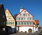 Der von schmucken Fachwerkhäusern geprägte Ortskern von Laichingen.
