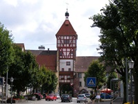 Das im Fachwerkstil gehaltene Stadttor von Bräunlingen.