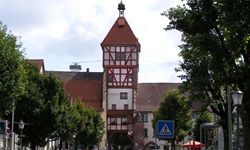 Das im Fachwerkstil gehaltene Stadttor von Bräunlingen.