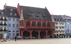 Blick auf den Münsterplatz in Freiburg mit dem roten Historischen Kaufhaus