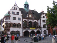 Reger Publikumsverkehr vor dem Rathaus von Freiburg im Breisgau.
