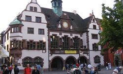 Reger Publikumsverkehr vor dem Rathaus von Freiburg im Breisgau.