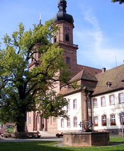 Im Innenhof des Klosters St. Peter auf dem Schwarzwald.