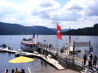 Ein Passagierschiff an der Anlegestelle des Titisees, bei der die Rundfahrten über den See beginnen.