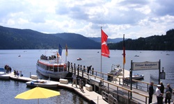 Ein Passagierschiff an der Anlegestelle des Titisees, bei der die Rundfahrten über den See beginnen.