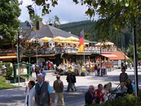 Touristen flanieren durch oder rund um die Titisee-Passage in Neustadt.