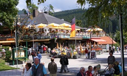 Touristen flanieren durch oder rund um die Titisee-Passage in Neustadt.