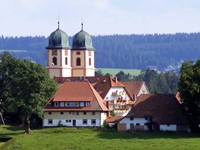 Schöner Blick auf St. Märgen mit seiner bekannten Wallfahrtskirche.