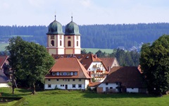 Schöner Blick auf St. Märgen mit seiner bekannten Wallfahrtskirche.