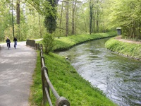 Zwei Radler folgen bei Basel dem Verlauf des Flüsschens Wiese.