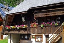 Ein typisches Schwarzwaldhaus in Todtmoos mit herrlichem Blumenschmuck.