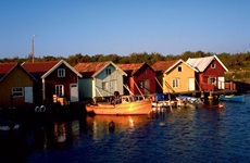 Schwedische Bootshäuser mit angelegten Booten