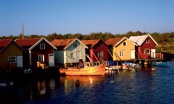 Bootshäuser mit angelegten Booten in Schweden