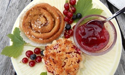 Ein Teller mit Backwaren, Johannisbeeren und Marmelade in Schweden