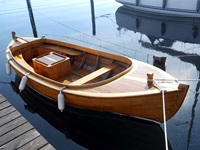 Ein hölzernes Fischerboot in einem Hafen in Schweden