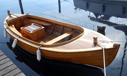 Ein hölzernes Fischerboot in einem Hafen in Schweden