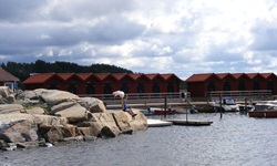 Typische Boothäuser mit angelegten Booten in Schweden