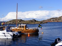 Schwedischer Bootshafen mit Fischerboot aus Holz