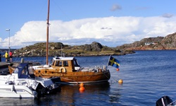 Schwedischer Bootshafen mit Fischerboot aus Holz