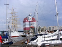 Der Hafen von Göteborg mit Büroturm im Hintergrund