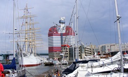 Der Hafen von Göteborg mit Büroturm im Hintergrund