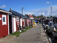 Bootshäuser an einem Hafen in Schweden