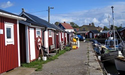Bootshäuser an einem Hafen in Schweden