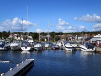 Viele angelegte Boote und Schiffe in einem Hafen von Schweden