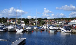 Viele angelegte Boote und Schiffe in einem Hafen von Schweden
