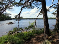Eine Insel in Schweden, von der man auf weitere Inseln blicken kann