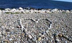 Ein Herz aus Steinen auf der Steinküste von Schweden