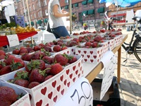 Ein Marktstand in Schweden mit Erdbeeren und Bananen