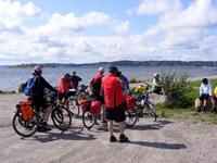 Eine Gruppe Radler macht Pause an der Küste Schwedens