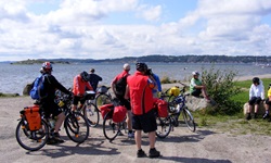 Eine Gruppe Radler macht Pause an der Küste Schwedens