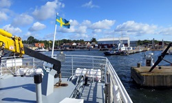 Ein Schiff fährt vom Hafen