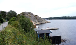 Zwei Bootshäuser an der Küste von Schweden