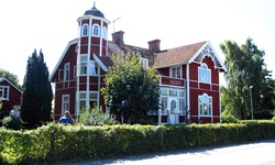 Eine Villa in Schweden in rot-weißem Anstrich