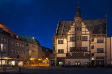 Das nächtlich beleuchtete Rathaus von Schweinfurt