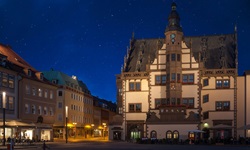 Das Rathaus von Schweinfurt in nächtlicher Beleuchtung