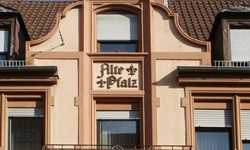 Der markant geschwungene Giebel des Restaurants Alte Pfalz in Schwetzingen.
